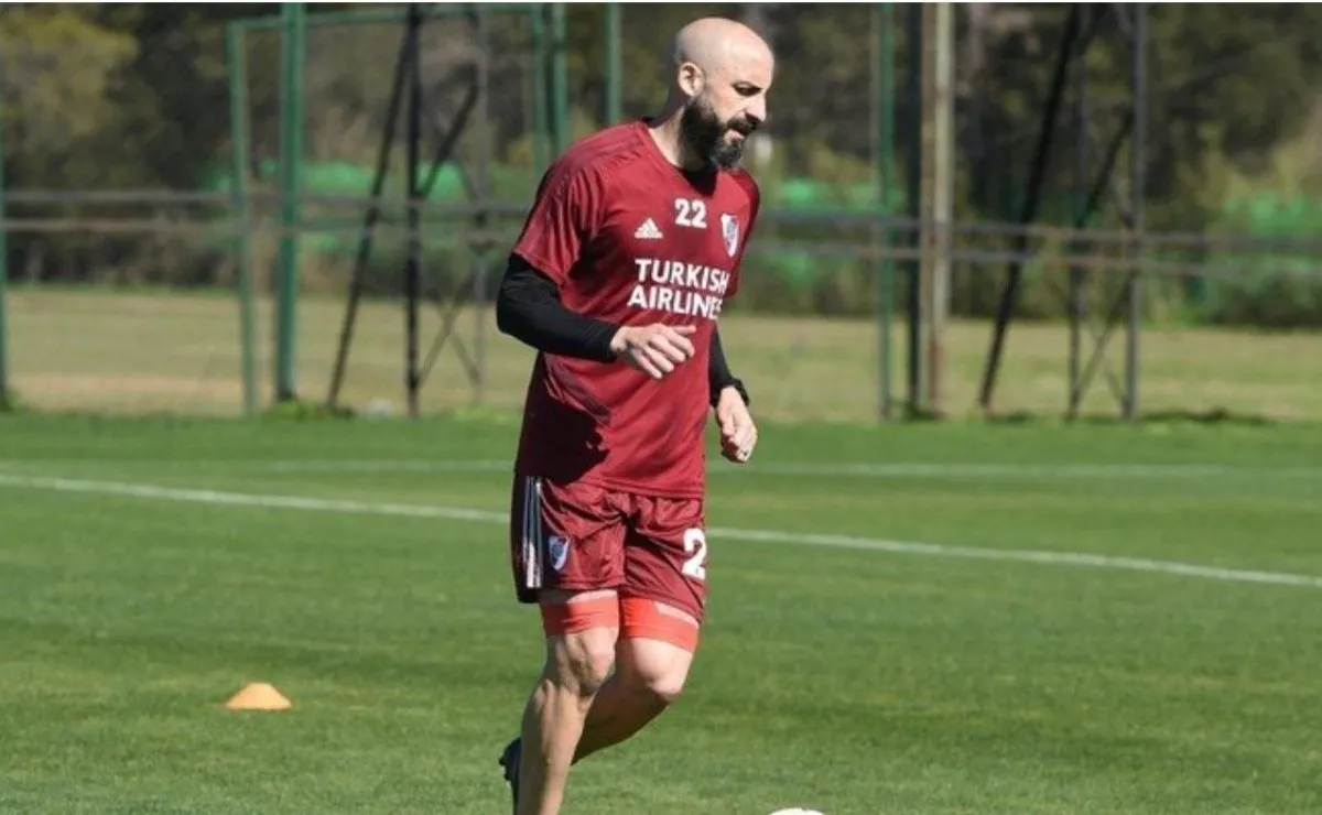 Javier Pinola ya entrena a la par del grupo