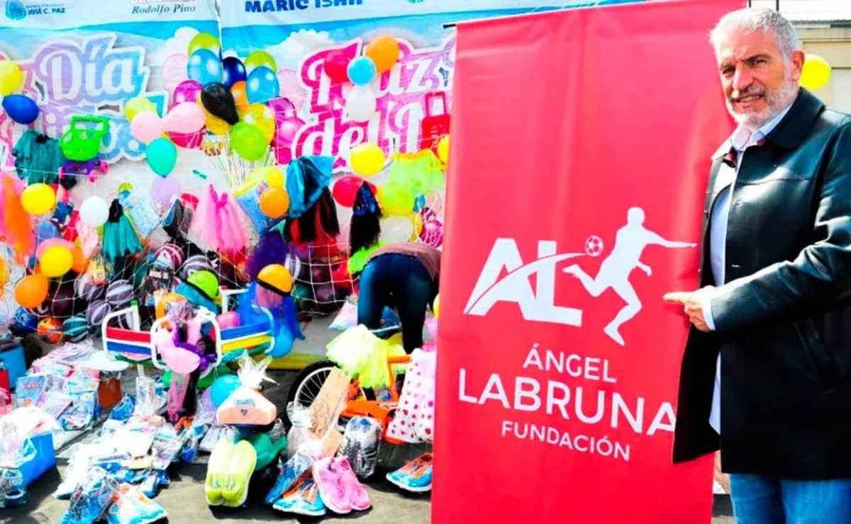 En el Día Internacional del Hincha de River, Omar Labruna presentó la Fundación Ángel Labruna que tiene como objetivo sacar a los chicos de la calle y llevarlos al deporte.