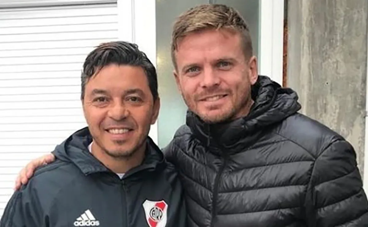 El Tano junto al Muñeco en el River Camp.