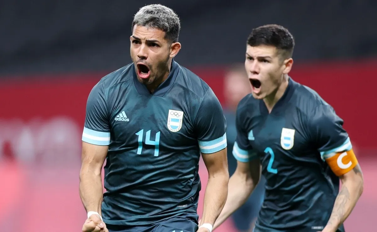 Facundo Medina actualmente juega en el Lens de Francia.