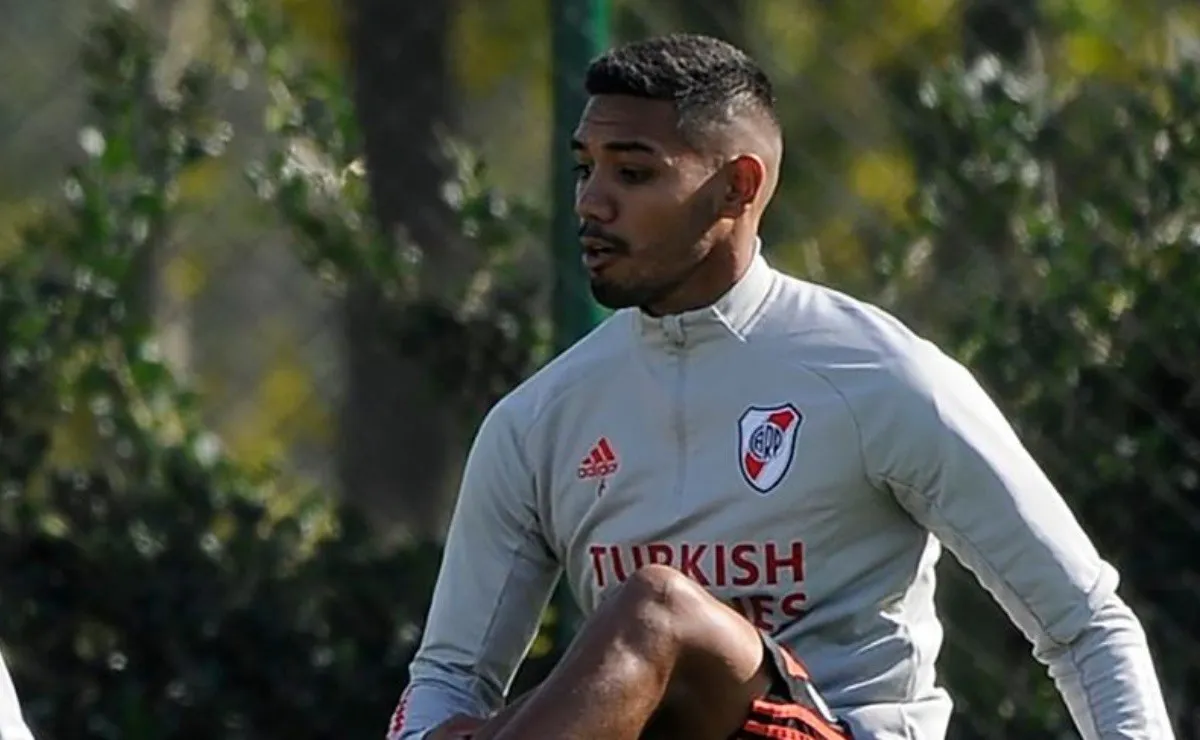 El paraguayo está en duda para el partido ante Boca.