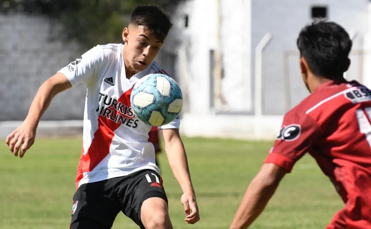 Matías Gallardo tiene 17 años, es enganche y es zurdo.