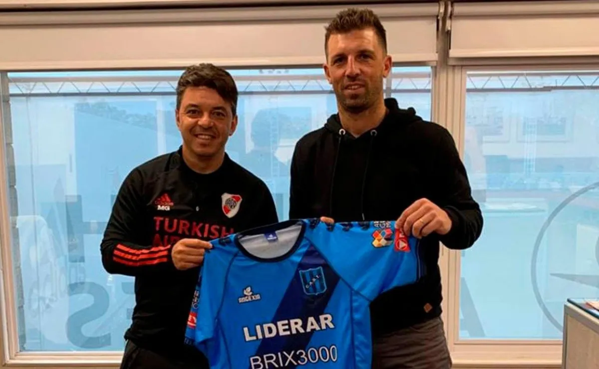 Pablo Frontini le regaló a Marcelo Gallardo una camiseta de San Telmo cuando se encontraron el pasado 9 de septiembre.