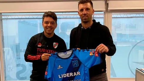 Pablo Frontini le regaló a Marcelo Gallardo una camiseta de San Telmo cuando se encontraron el pasado 9 de septiembre.
