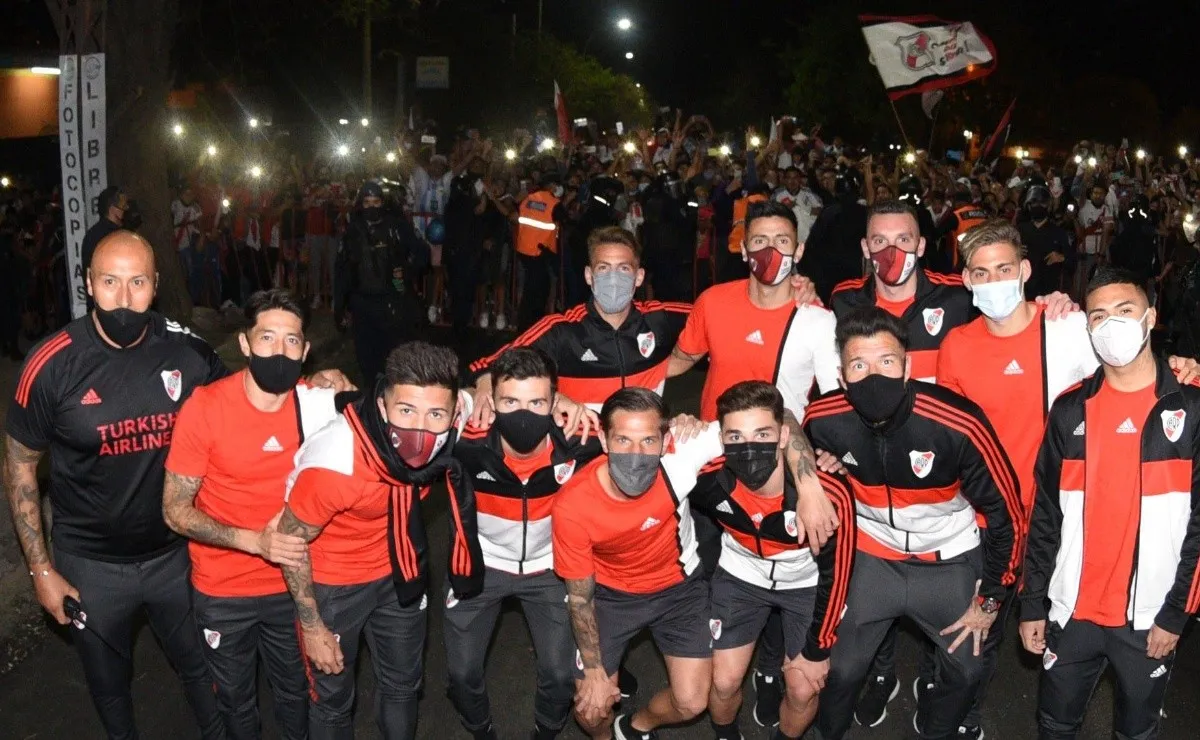 Los hinchas de River coparon las inmediaciones del hotel donde el plantel se hospedará de cara al encuentro contra Central Córdoba por la Liga Profesional.