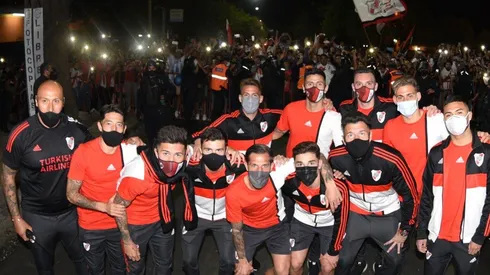 Los hinchas de River coparon las inmediaciones del hotel donde el plantel se hospedará de cara al encuentro contra Central Córdoba por la Liga Profesional.