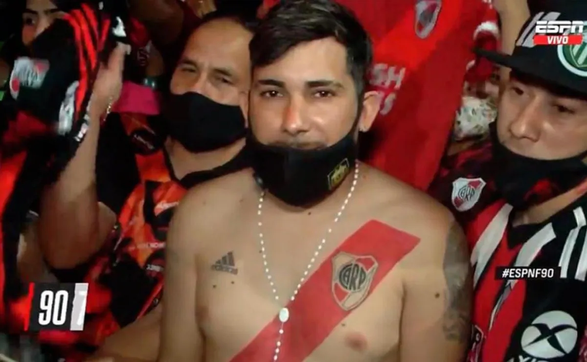 La imagen de la noche: el hincha de River que tiene tatuada la banda roja.