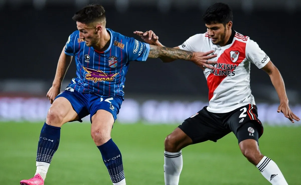 Robert Rojas y la posibilidad de jugar como lateral derecho, un puesto que todavía quedó sin dueño en River tras la salida de Gonzalo Montiel.