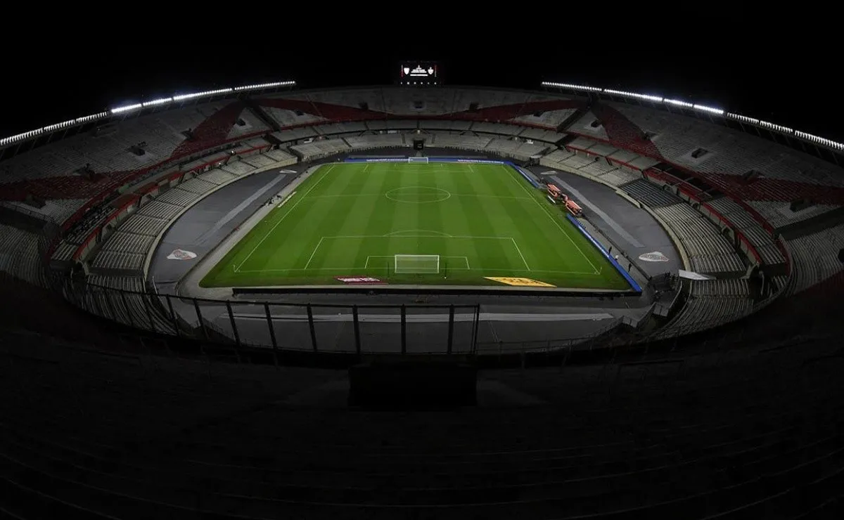 El Estadio Monumental cuenta con una capacidad para 72.054 espectadores, pero cuando se bajen las plateas pasará a tener unos 81.500 aproximadamente.