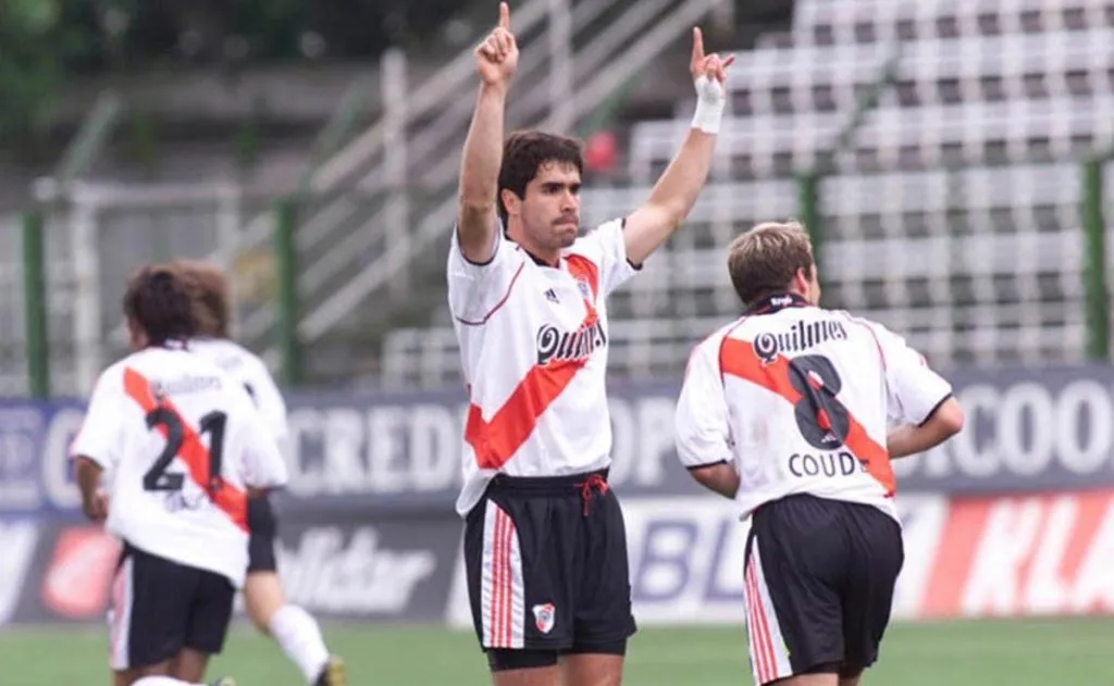 Juan Pablo Ángel dejó un gran recuerdo en los hinchas de River.