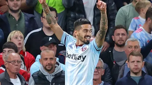 Festejo frente a la hinchada de los Reds y clasificación a octavos de final.