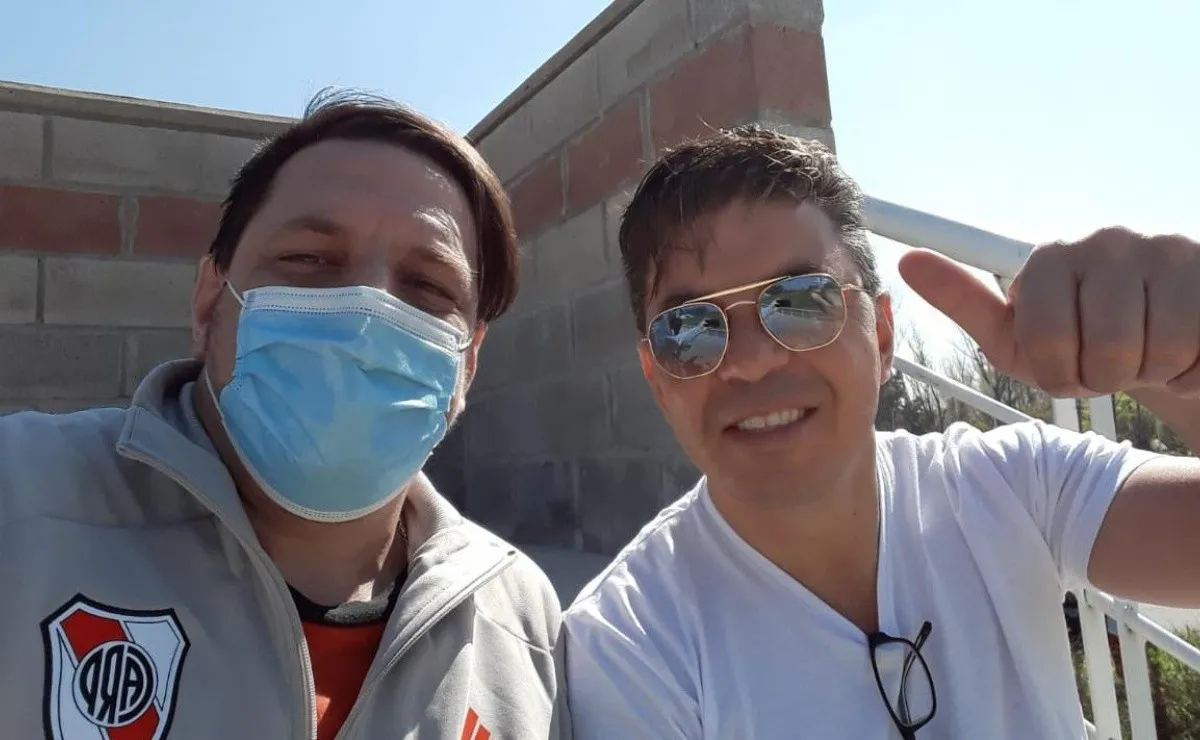 Con un look veraniego, el Muñeco se hizo presente en River Camp.