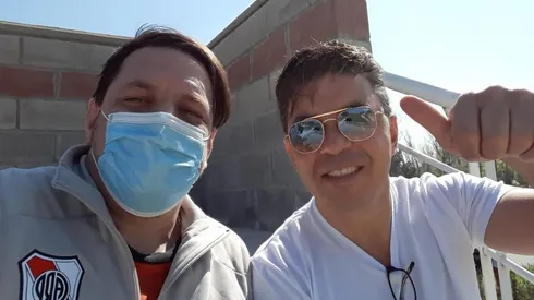 Con un look veraniego, el Muñeco se hizo presente en River Camp.