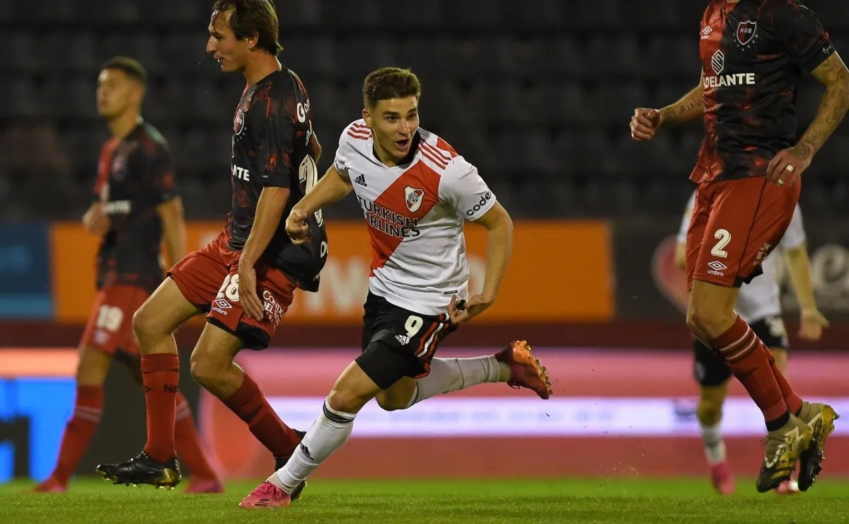 Julián Álvarez convirtió dos goles para River en Rosario.