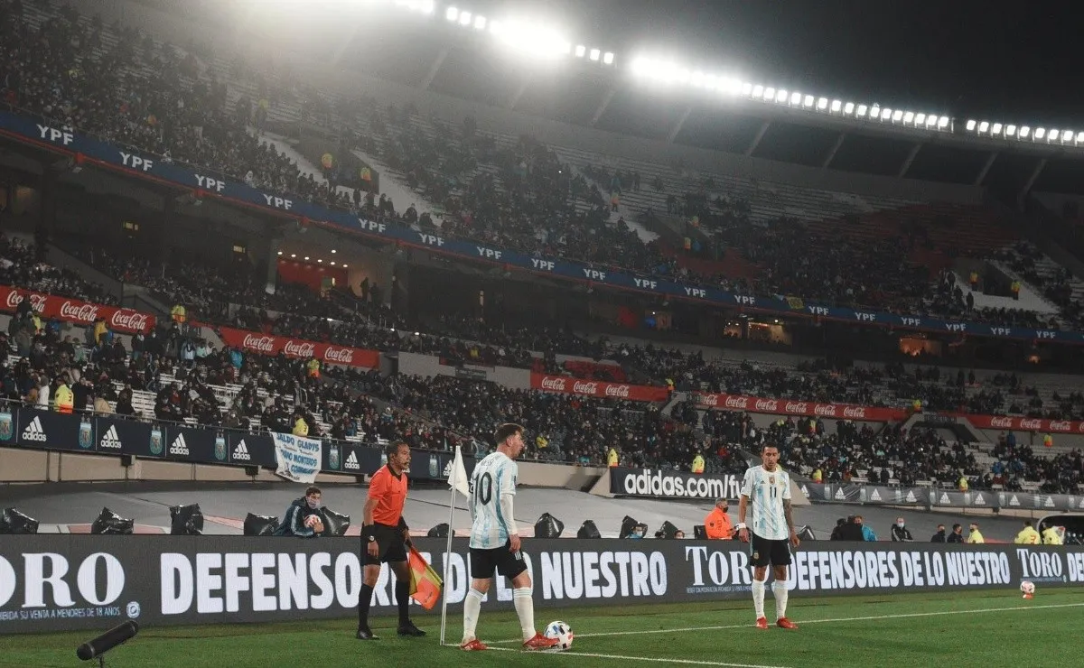 Argentina goleó 3-0 a Bolivia en el Estadio Monumental.