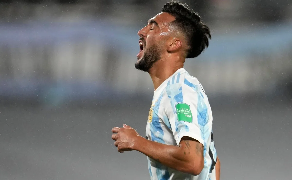 Nicolás González, futbolista de la Selección Argentina y confeso hincha de River se llevó una camiseta del Más Grande de regalo a Italia.