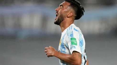 Nicolás González, futbolista de la Selección Argentina y confeso hincha de River se llevó una camiseta del Más Grande de regalo a Italia.