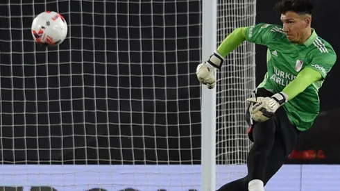 Enrique Bologna atajó contra Sarmiento e Independiente en lugar de Franco Armani y tuvo una buena tarea.