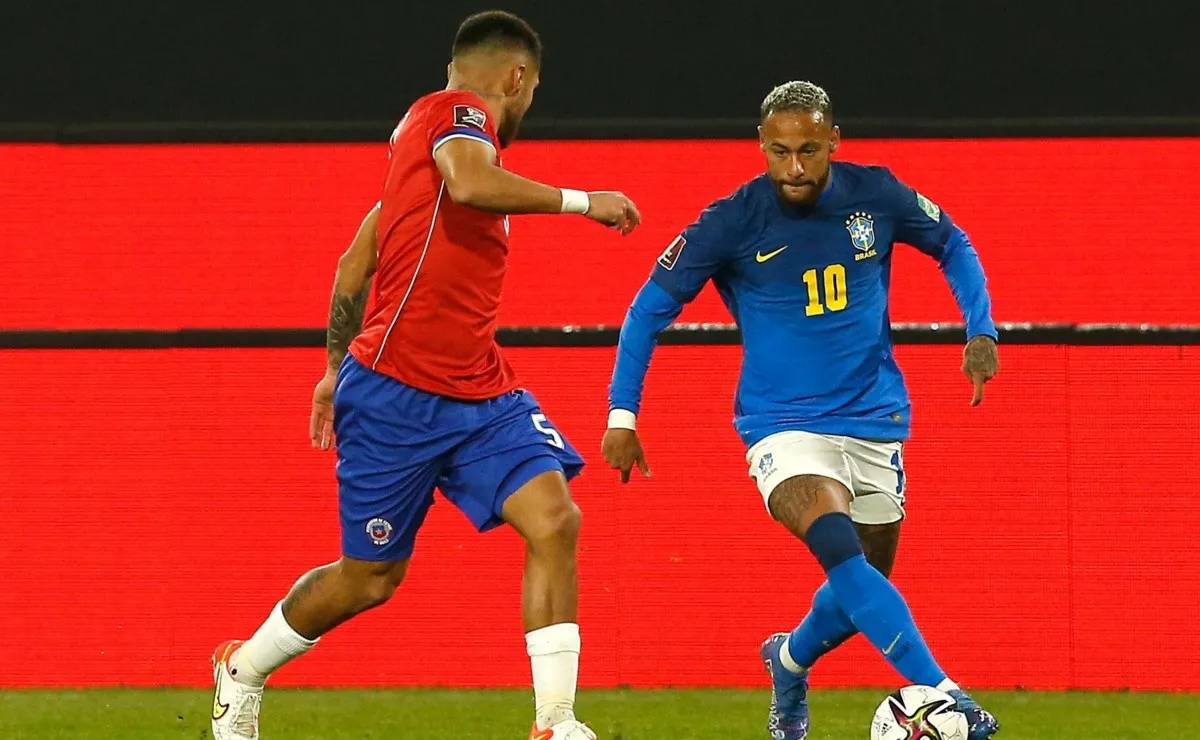 Paulo Díaz contra Neymar en el Chile-Brasil