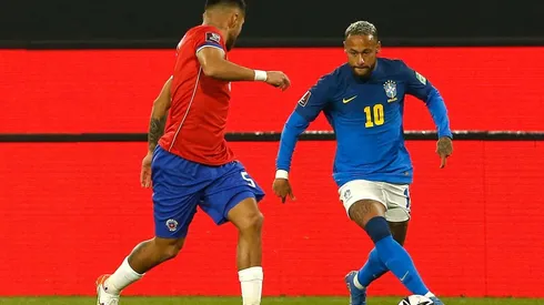 Paulo Díaz contra Neymar en el Chile-Brasil