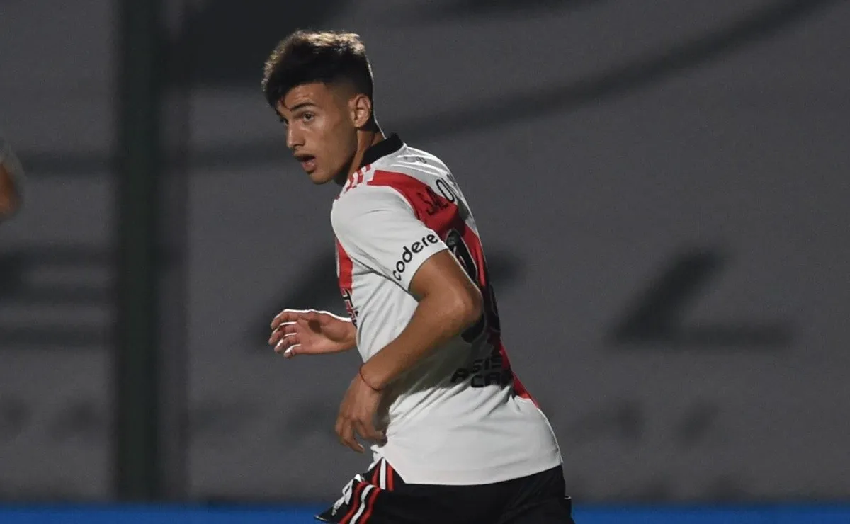 El juvenil disputó sus primeros minutos con la banda roja en Junín.