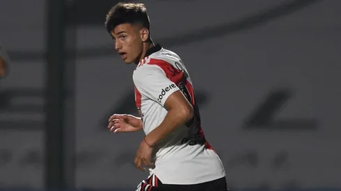 El juvenil disputó sus primeros minutos con la banda roja en Junín.