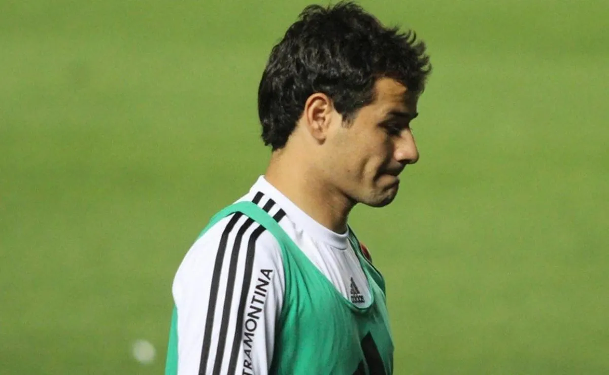 Rodrigo Mora hizo su debut oficial en la Primera de River un 2 de septiembre de 2012 ante Colón de Santa Fe en condición de visitante.
