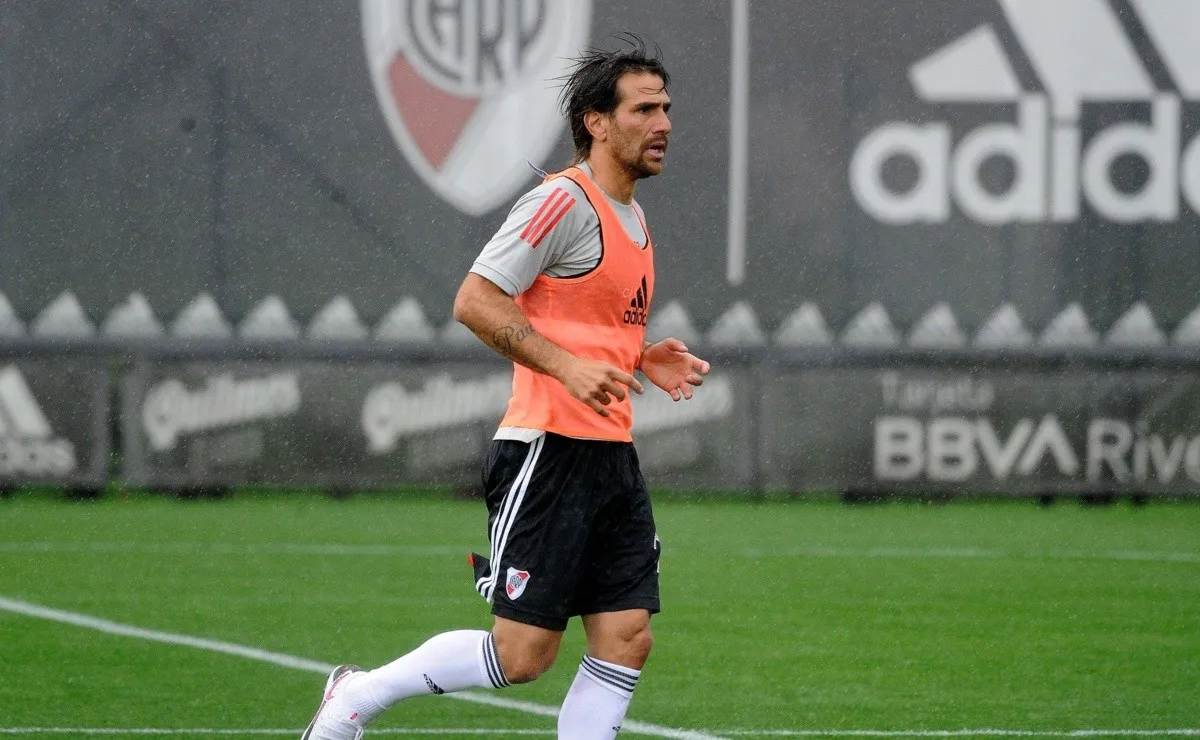 Bajo la lluvia, el emblema de River última detalles para regresar a la cancha.