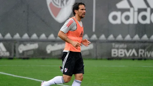 Bajo la lluvia, el emblema de River última detalles para regresar a la cancha.