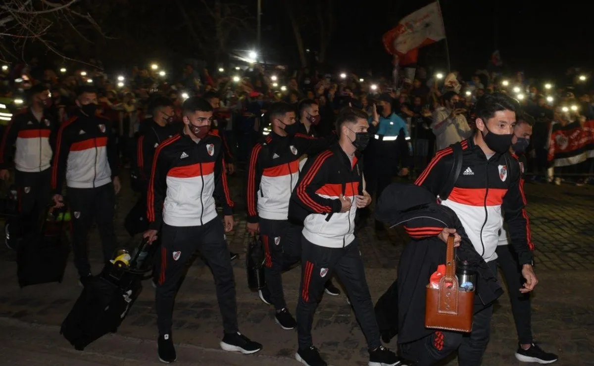 Los hinchas esperaron ansiosos en Junín a la llegada de la delegación de River que el próximo lunes enfrentará a Sarmiento por la Liga Profesional.