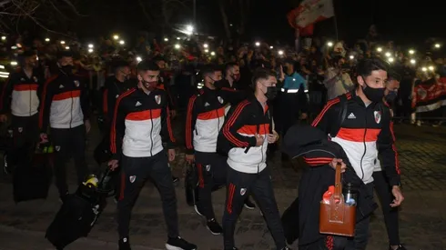 Los hinchas esperaron ansiosos en Junín a la llegada de la delegación de River que el próximo lunes enfrentará a Sarmiento por la Liga Profesional.