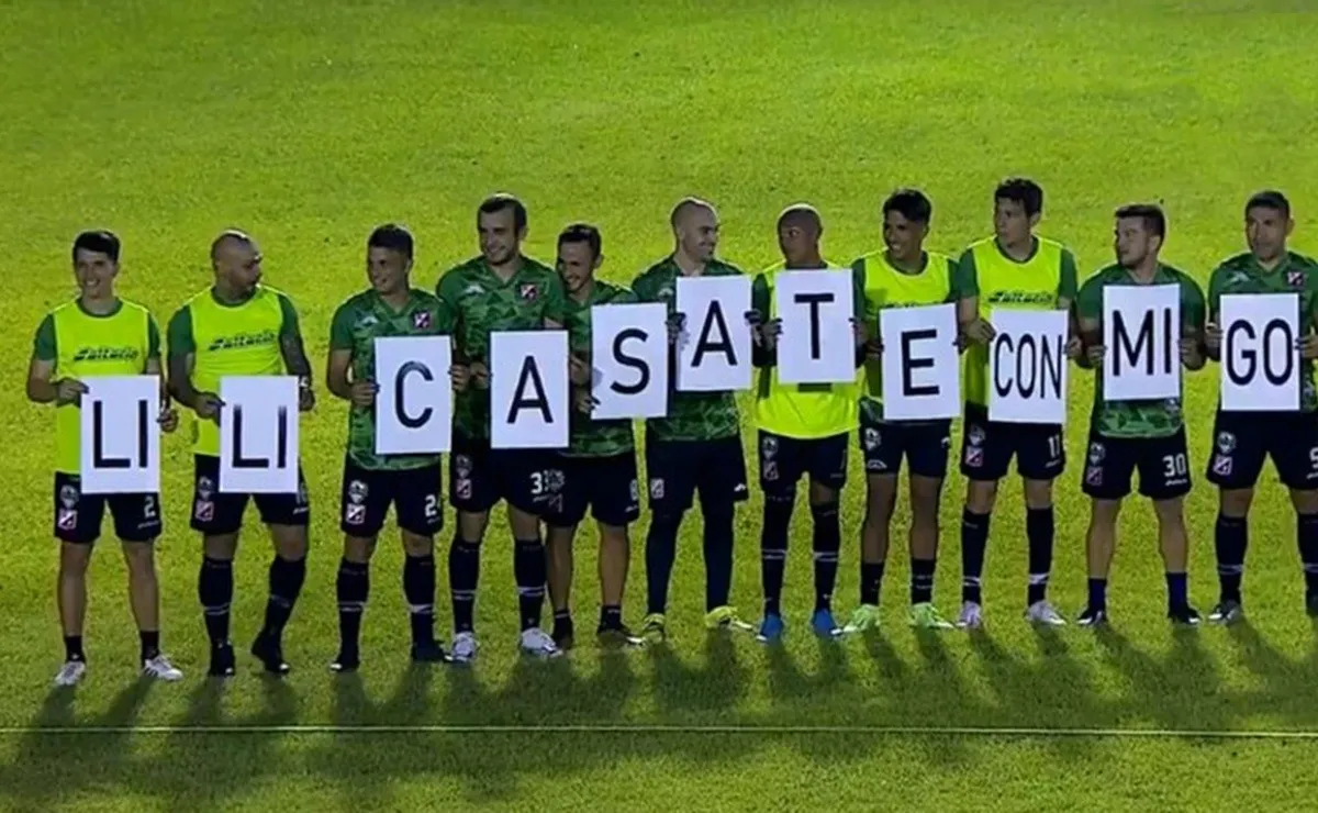 Los jugadores de River Plate de Paraguay fueron parte del pedido del entrenador a su pareja.