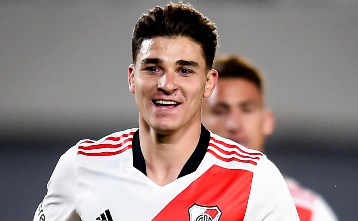 Julián Álvarez explicó los motivos por los cuales pateó el penal así ante Aldosivi