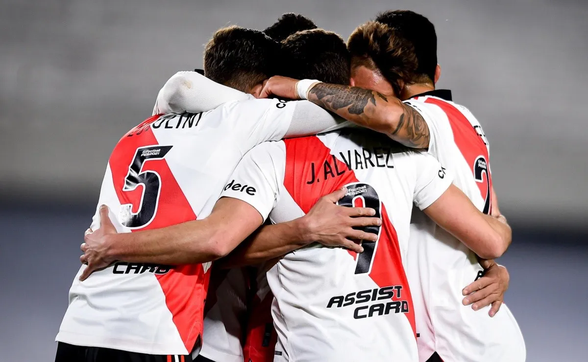 El abrazo a Julián Álvarez, autor del 1-0 con un gran remate apenas arrancó el partido.