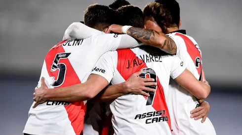 El abrazo a Julián Álvarez, autor del 1-0 con un gran remate apenas arrancó el partido.