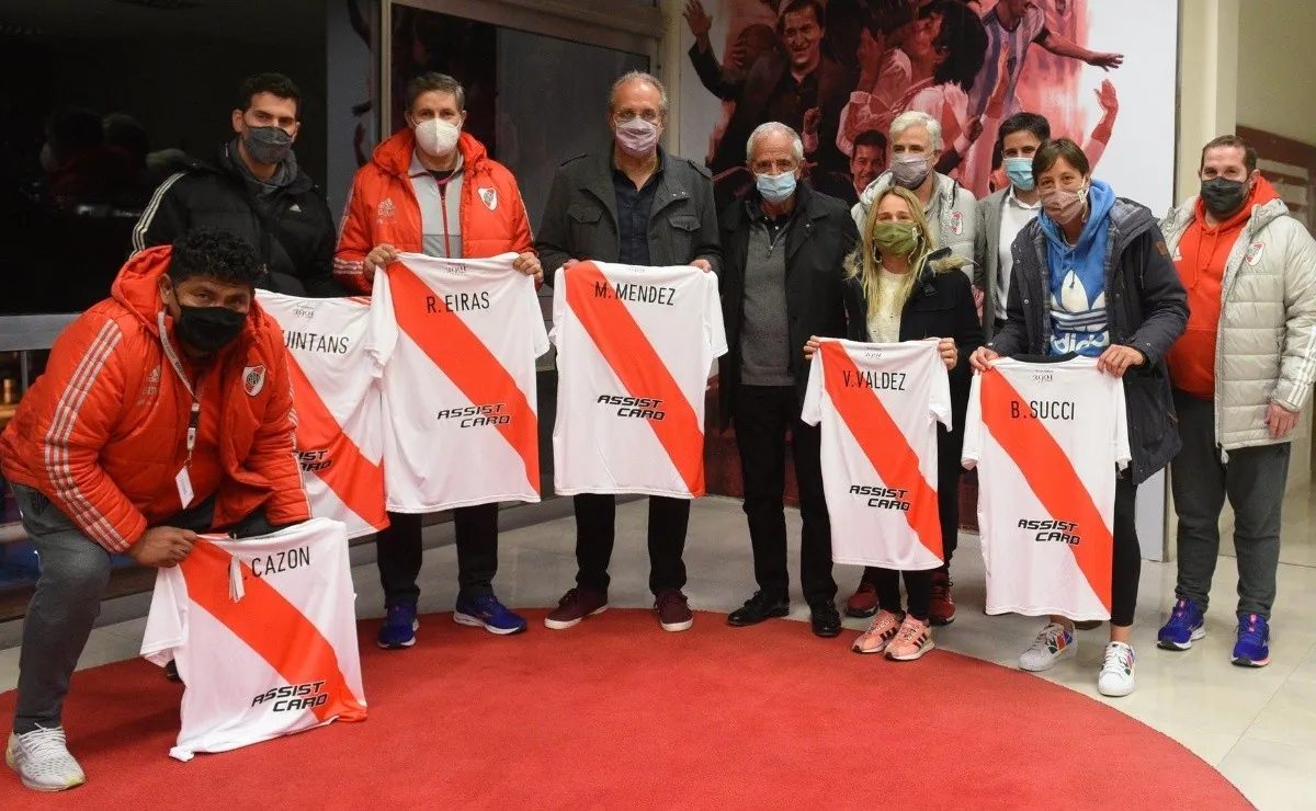 Rodolfo D'Onofrio junto a los representantes de River en los Juegos Olímpicos de Tokio.
