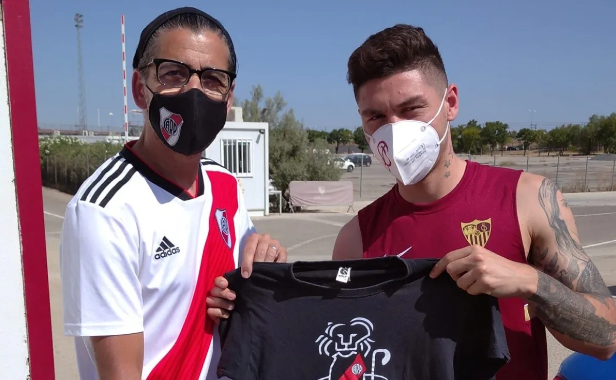 El ex jugador del Millonario y una mañana a pura charla en Sevilla.