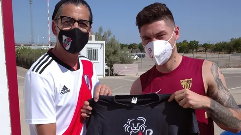 El ex jugador del Millonario y una mañana a pura charla en Sevilla.