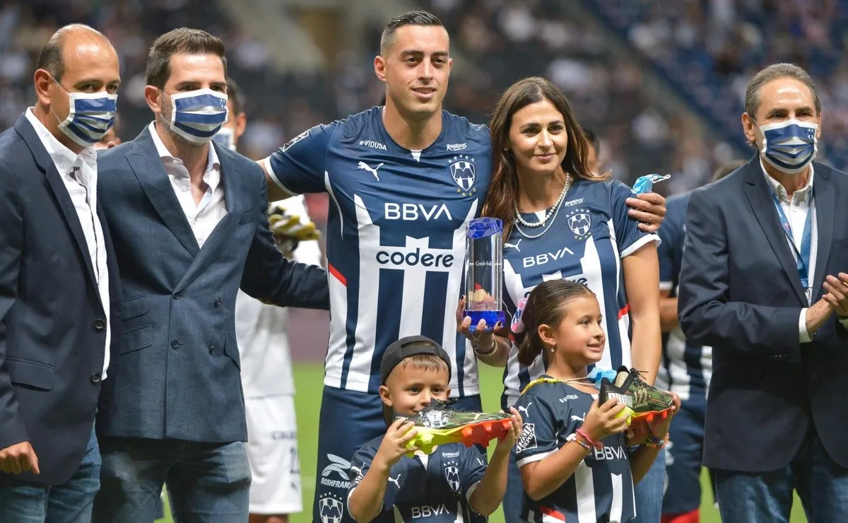 Rogelio Funes Mori fue homenajeado por la dirigencia de Rayados de Monterrey por haberse convertido en el máximo goleador de la historia del club.