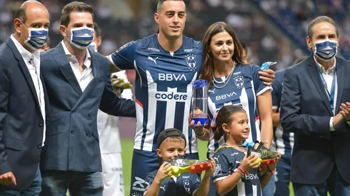 Rogelio Funes Mori fue homenajeado por la dirigencia de Rayados de Monterrey por haberse convertido en el máximo goleador de la historia del club.