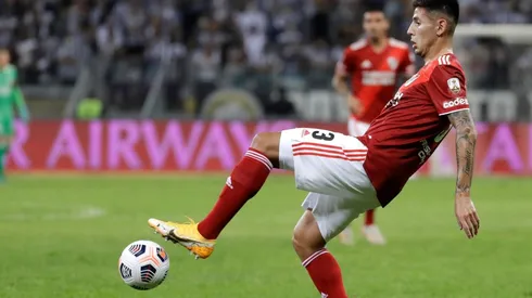 El lateral no pudo terminar el primer tiempo ante Mineiro.