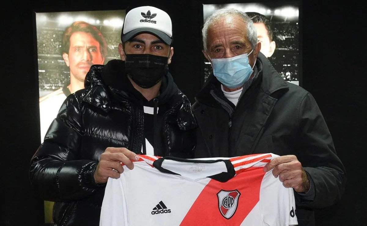 Gonzalo Martínez junto a Rodolfo D'Onofrio, quien le entregó una camiseta de River al héroe de Madrid.