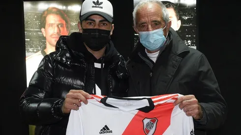 Gonzalo Martínez junto a Rodolfo D'Onofrio, quien le entregó una camiseta de River al héroe de Madrid.