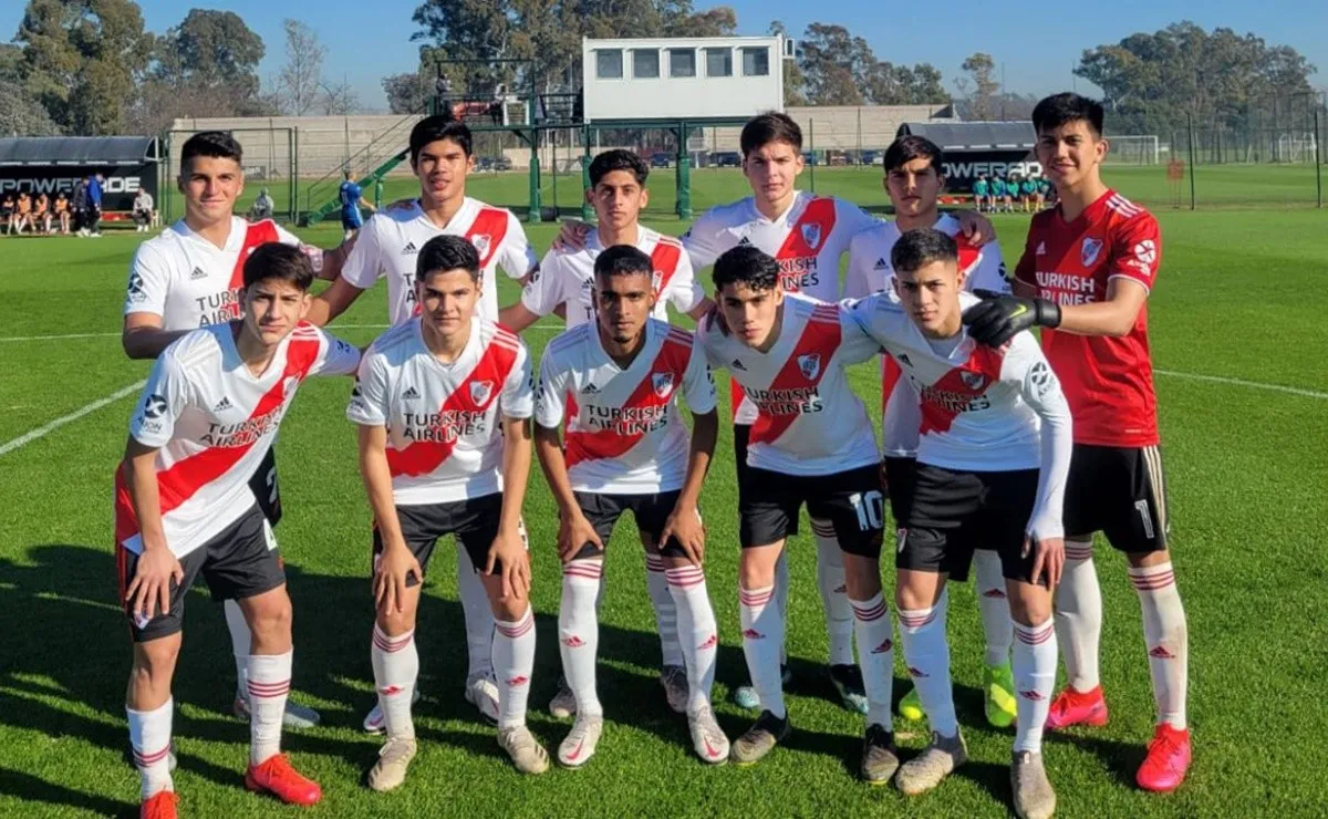 Los titulares de la Séptima esta mañana ante el Tomba.