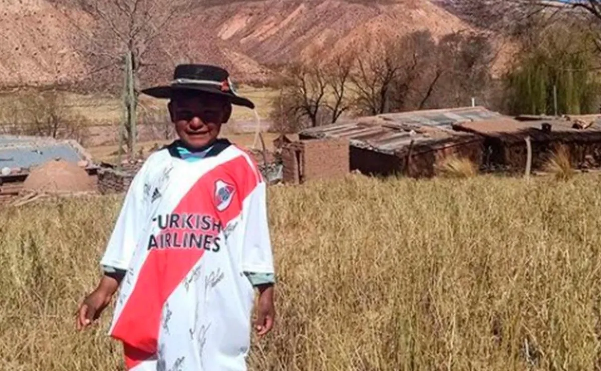 Enzo posa con su camiseta de River firmada por todo el plantel.