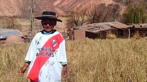 Enzo posa con su camiseta de River firmada por todo el plantel.