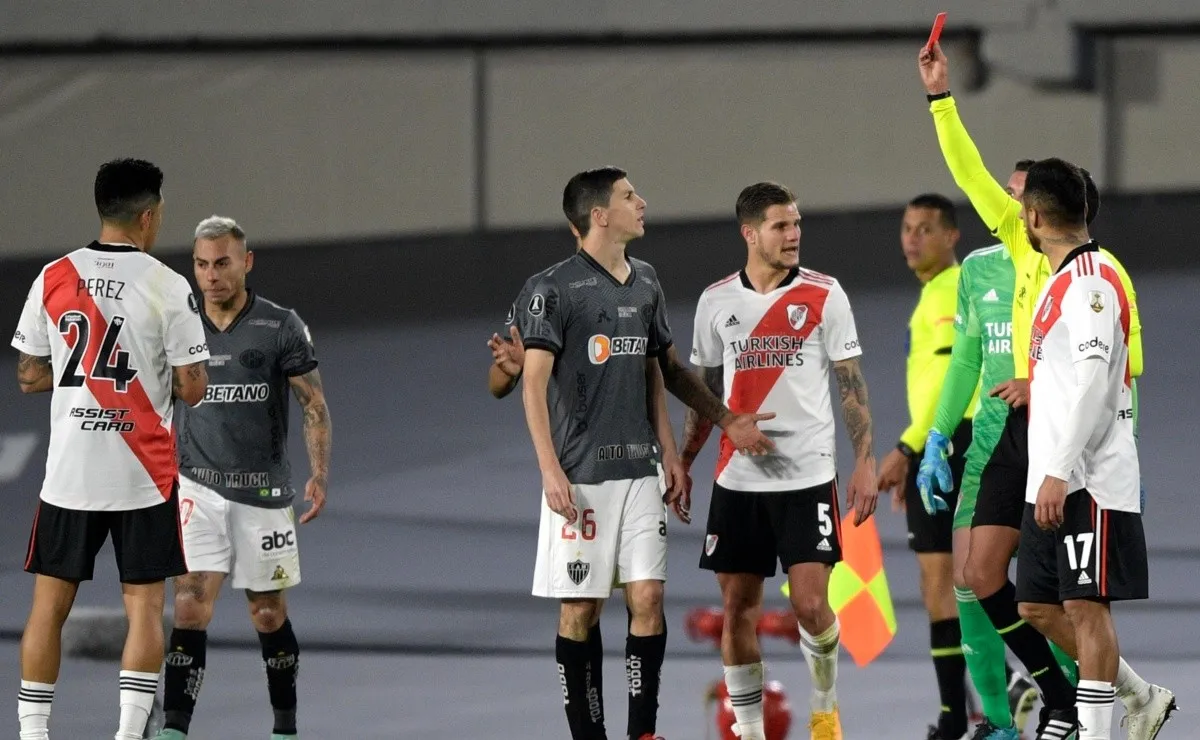El momento de la tarjeta roja a Nacho Fernández.