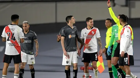 El momento de la tarjeta roja a Nacho Fernández.