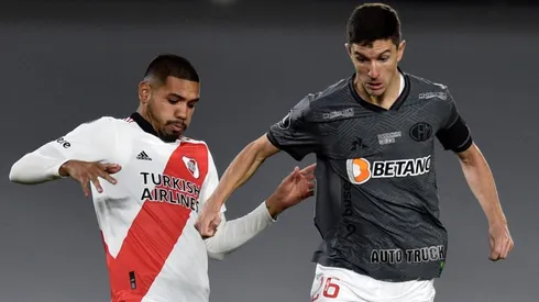 Martínez lucha con Nacho Fernández, dos grandes protagonistas de la noche.