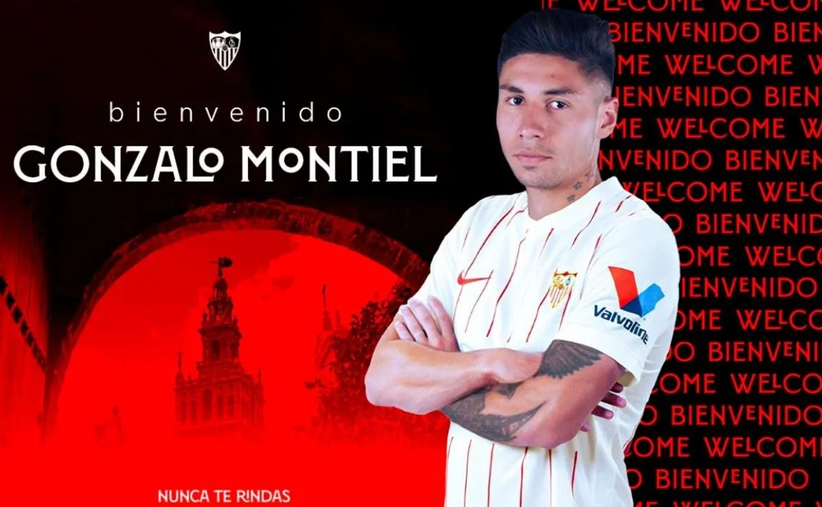 Gonzalo Montiel arribó a Sevilla para firmar su contrato con el elenco andaluz por los próximos cinco años.